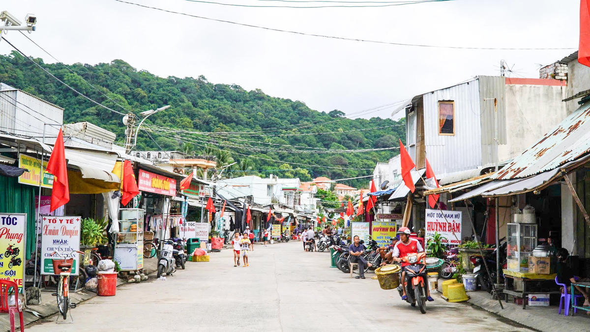 Những tuyến đường được bê tông hóa, các công trình điện, nước, thông tin liên lạc được đầu tư đã tạo điều kiện thuận lợi cho sinh hoạt, lao động, sản xuất của người dân.&nbsp;Ảnh: Phương Vũ.