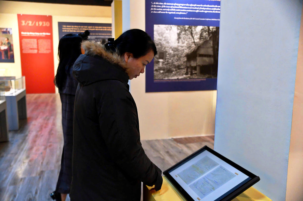 Khách tham quan tìm hiểu các hiện vật bằng công nghệ. Ảnh: Phạm Sỹ.