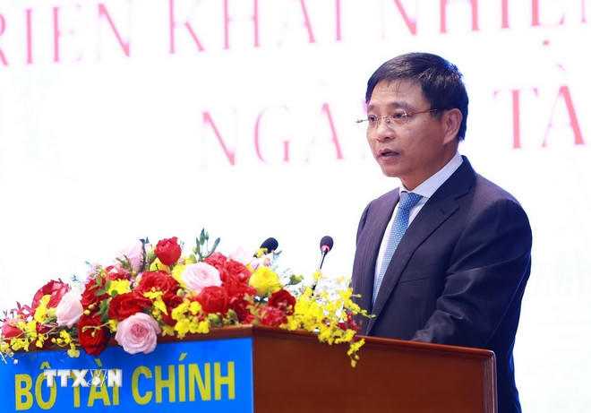 Bộ trưởng Bộ Tài chính Nguyễn Văn Thắng báo cáo tổng kết công tác năm 2025 và triển khai nhiệm vụ năm 2026 của ngành tài chính. (Ảnh: Dương Giang/TTXVN)