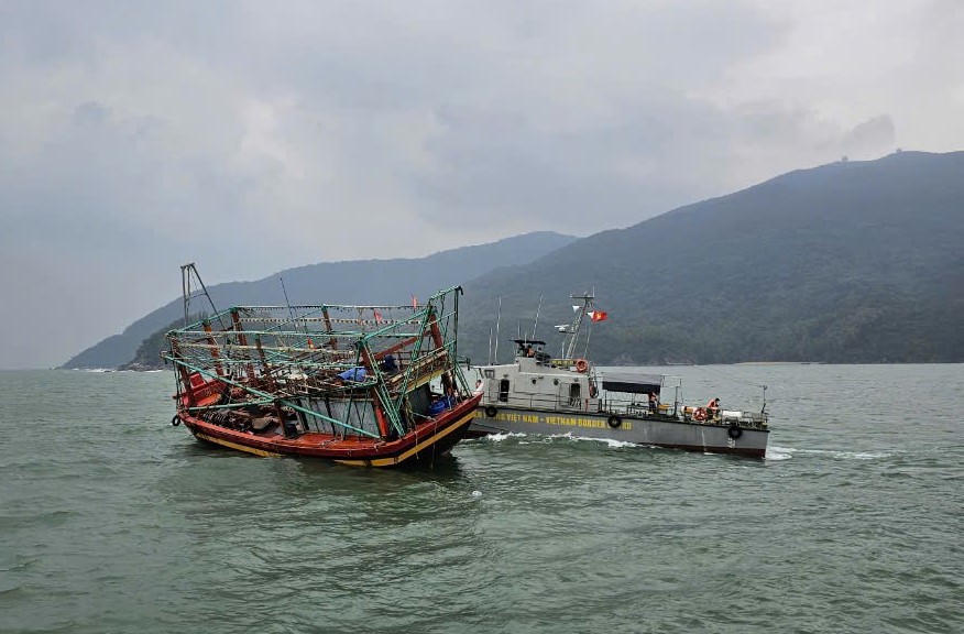 Khu vực tàu cá bị phá nước trên biển. Ảnh: CV.