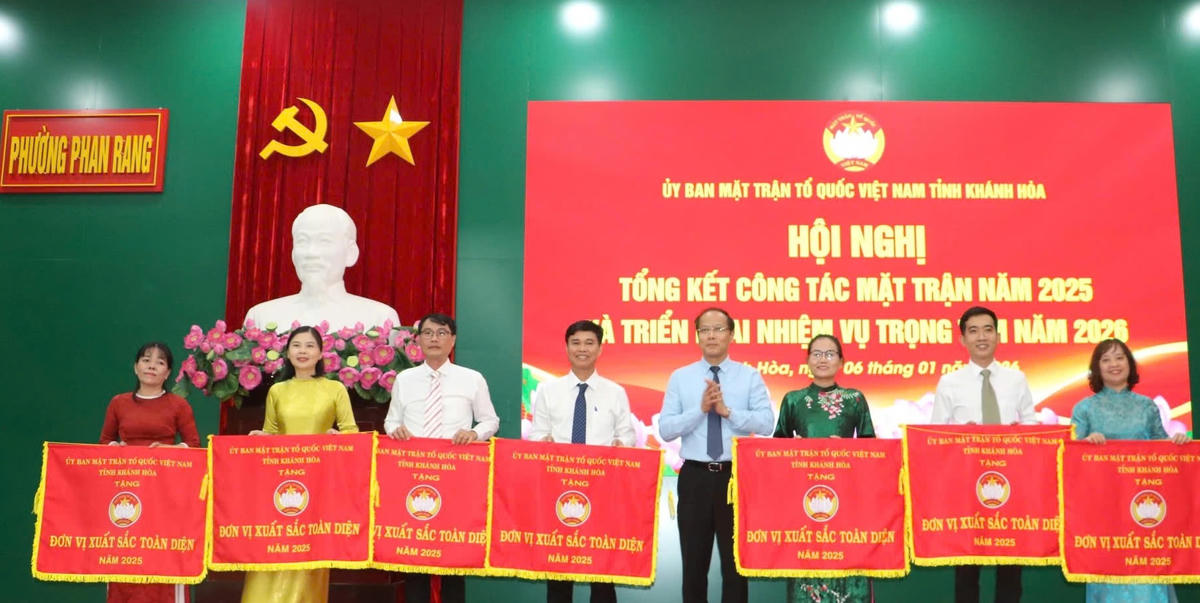 Ông Nguyễn Khắc Hà, Phó Bí thư Tỉnh ủy, Chủ tịch Ủy ban MTTQ Việt Nam tỉnh Khánh Hòa, trao cờ thi đua cho các tập thể, có thành tích xuất sắc trong công tác Mặt trận năm 2025. Ảnh X.H.