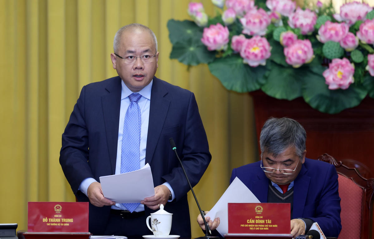 Thứ trưởng Bộ Tài chính Đỗ Thành Trung giới thiệu nội dung các luật tại cuộc họp báo. Ảnh: Đức Tuân