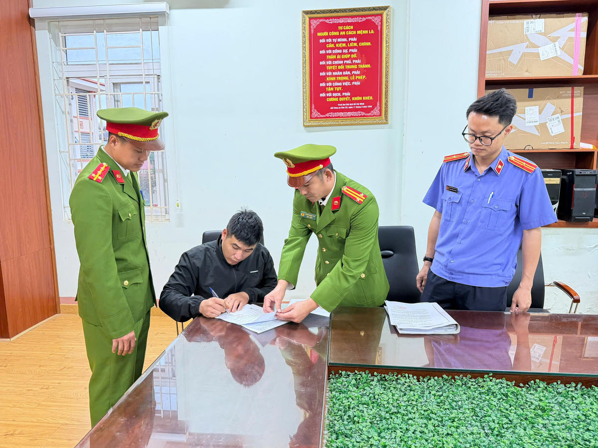 Đối tượng Khánh làm việc với cơ quan điều tra. Ảnh: CA.