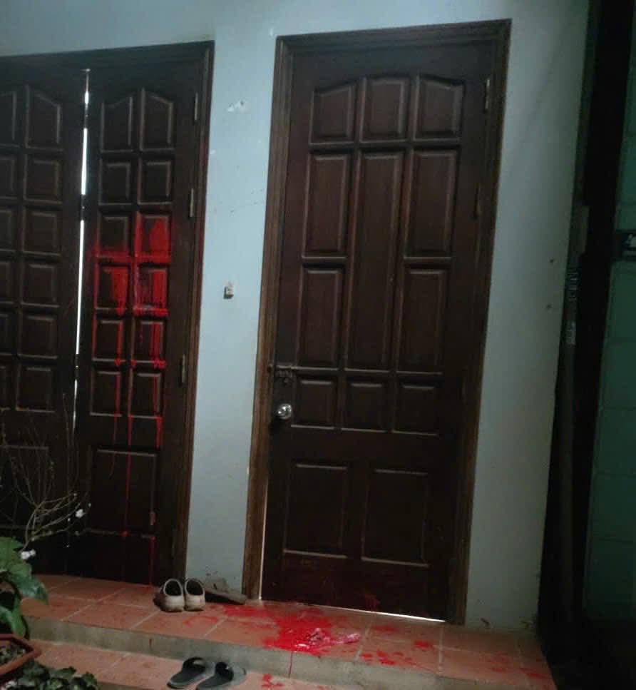 Ngôi nhà bị ném chất bẩn. Ảnh: Công an xã Văn Bàn.