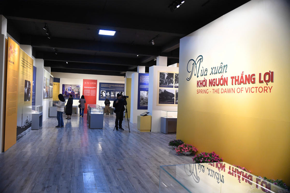 Trưng bày giới thiệu hơn 150 hình ảnh, tài liệu, hiện vật. Không gian trưng bày gồm 3 phần: Mùa xuân Cách mạng; Mùa Xuân Độc lập; Mùa Xuân Khát vọng. Ảnh: Phạm Sỹ.