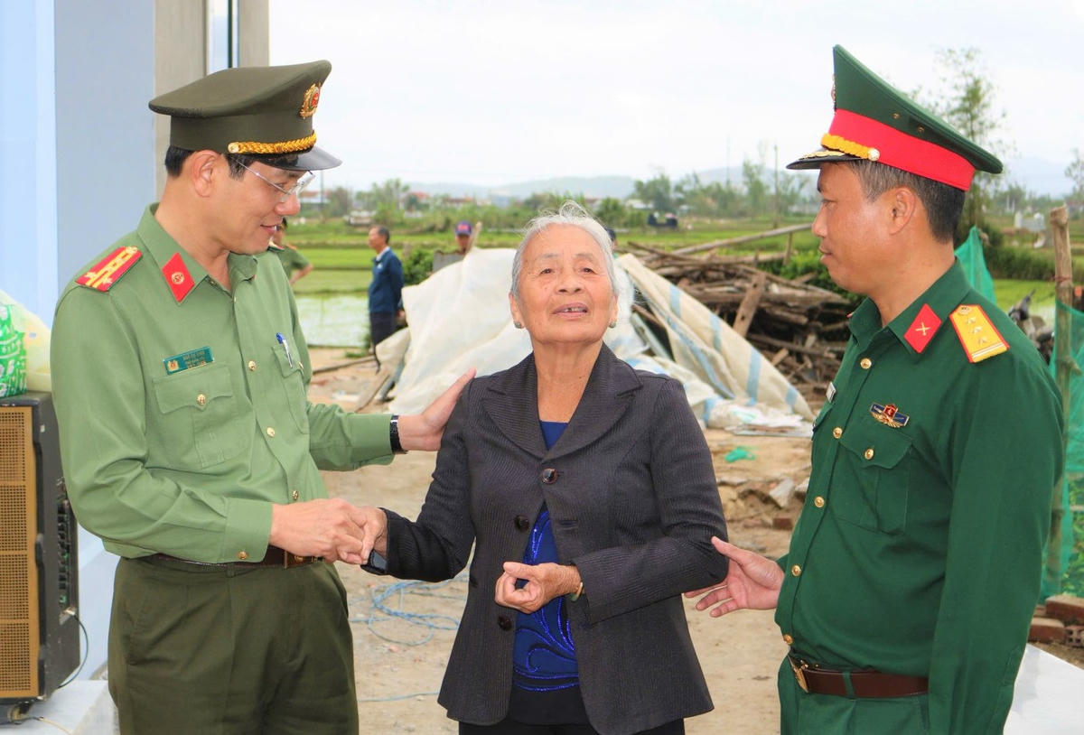 Bà Trương Thị Châu (ở giữa) vui mừng khi được lực lượng chức năng bàn giao ngôi nhà mới. Ảnh: CV.&nbsp;