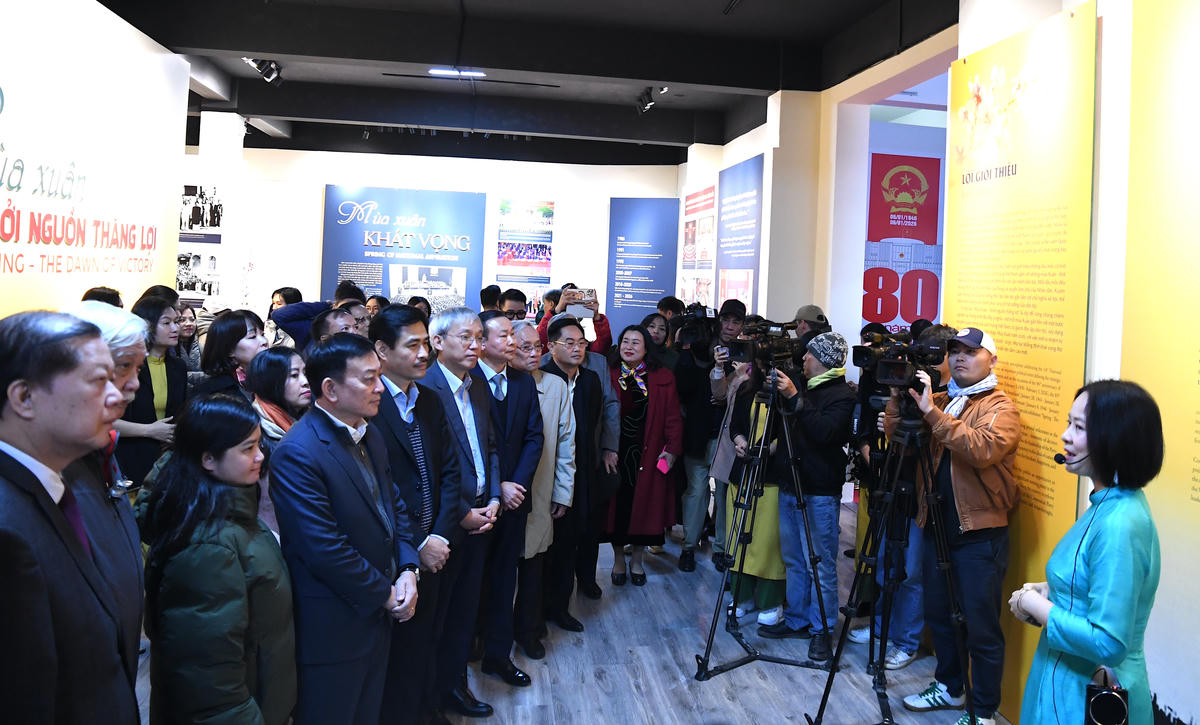 Các đại biểu tham quan triển lãm. Ảnh: Phạm Sỹ.