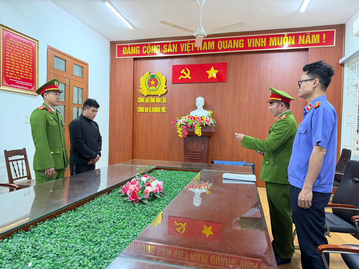 Cơ quan điều tra tống đạt các quyết định đối với đối tượng Khánh. Ảnh: CA.