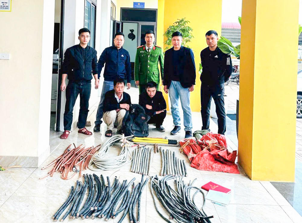 Hai đối tượng Hứa Văn Quang và Hứa Văn Quí (ngồi) cùng tang vật vụ án. Ảnh: CAHT