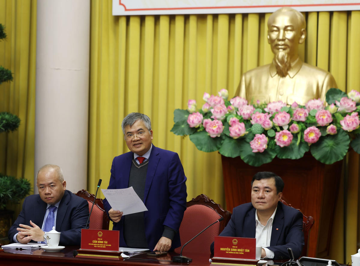 Phó Chủ nhiệm Văn phòng Chủ tịch nước Cấn Đình Tài công bố Lệnh của Chủ tịch nước. Ảnh: Đức Tuân