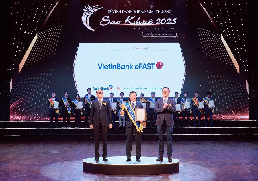 Đại diện VietinBank nhận giải thưởng Sao Khuê 2025 cho VietinBank eFAST X-Mate.