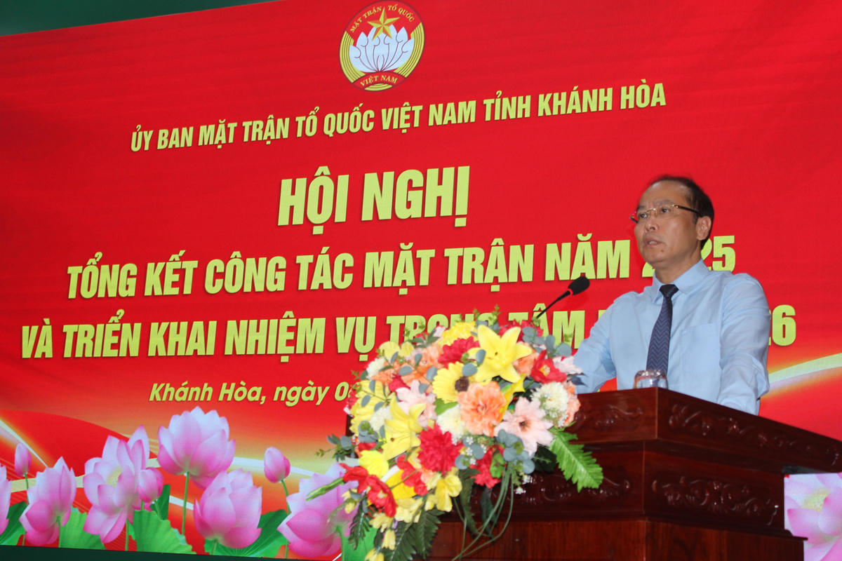 Ông Nguyễn Khắc Hà, Phó Bí thư Tỉnh ủy, Chủ tịch Ủy ban MTTQ Việt Nam tỉnh Khánh Hòa, phát biểu tại hội nghị. (ảnh X.H)