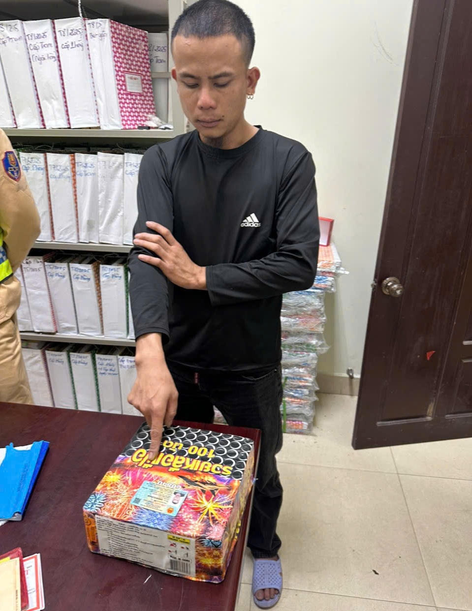 Tài xế Nguyễn Hữu Hùng cùng tang vật. Ảnh: H.N.