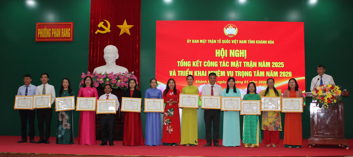 Lãnh đạo Ủy ban MTTQ Việt Nam tỉnh Khánh Hòa, trao Bằng khen cho các cá nhân. Ảnh X.H.