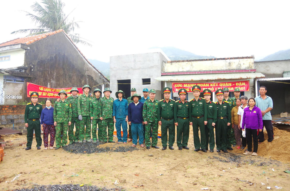 Đại tá Phạm Hùng ghi nhận, biểu dương tinh thần trách nhiệm, ý chí quyết tâm và sự nỗ lực vượt khó của lực lượng Bộ đội Biên phòng Khánh Hòa. Ảnh: Văn Tân.