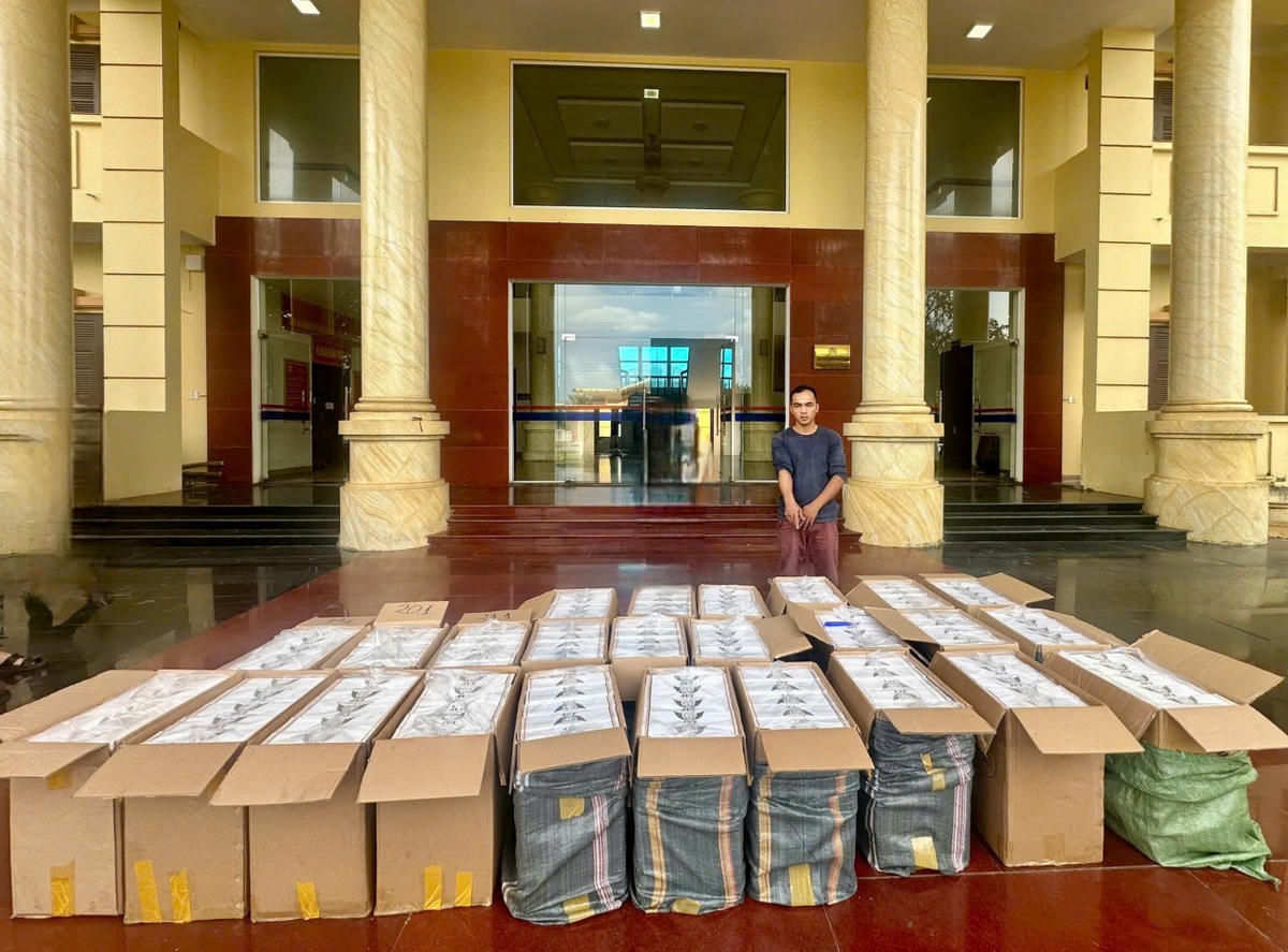 Đối tượng Lâm Ngọc Hoa cùng tang vật. Ảnh: CAQT