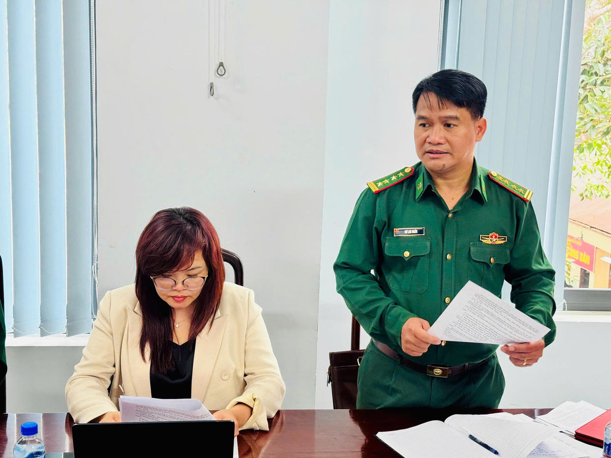 Đại tá Rơ Lan Ngân – Phó Chính ủy Bộ đội Biên phòng tỉnh Đắk Lắk kết luận cuộc họp. Ảnh: Thùy Dung.