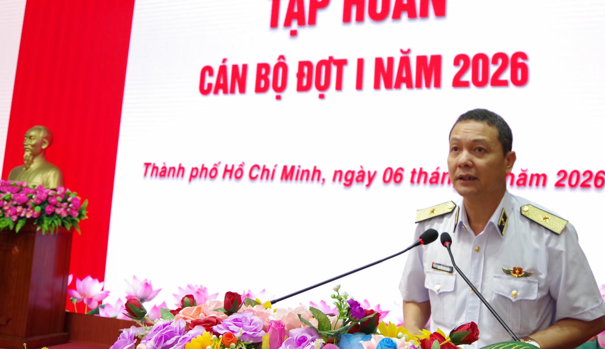 Chuẩn Đô đốc Nguyễn Văn Quán phát biểu chỉ đạo tại hội nghị. Ảnh: Hữu Hải.