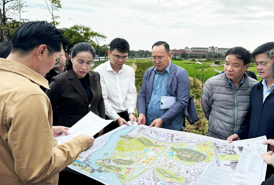 Phó Chủ tịch UBND TP Nguyễn Thị Anh Thi nghe báo cáo về tình hình triển khai Dự án Công viên văn hóa lịch sử Ngũ Hành Sơn. Ảnh: Nguyễn Tú.