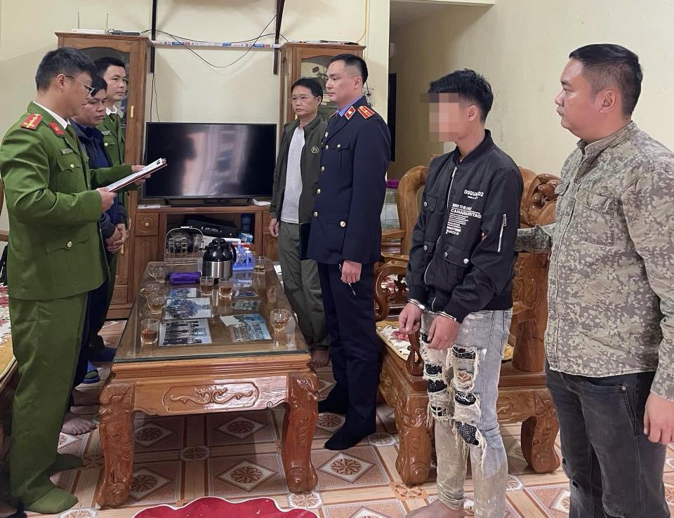 Lực lượng chức nằng thực hiện các biện pháp tố tụng đối với nhóm thanh thiếu niên tổ chức sử dụng trái phép chất ma túy. Ảnh: Công an tỉnh Tuyên Quang.