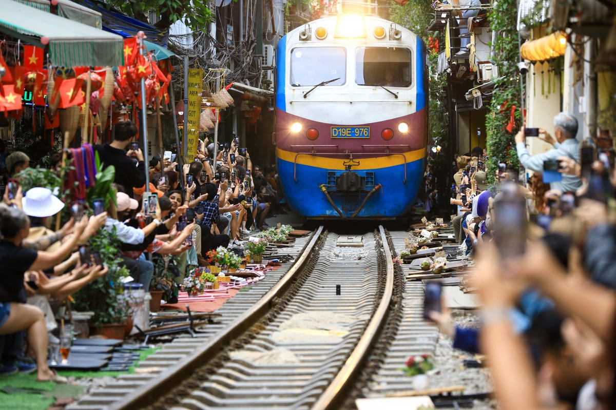 Phố cà phê đường tàu. Ảnh: Trần Hiền.