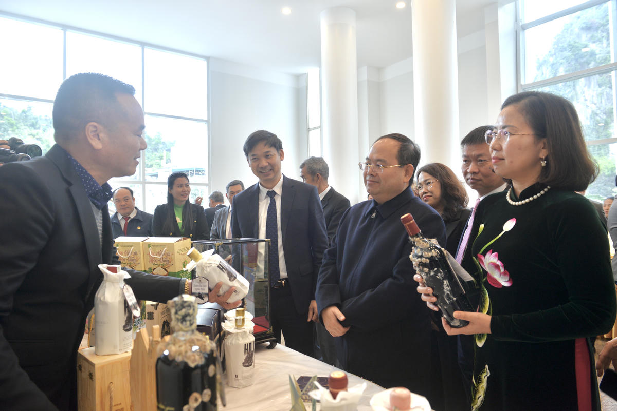 Các đại biểu tham quan gian hàng trưng bày các sản phẩm nông nghiệp tiêu biểu của Quảng Ninh.