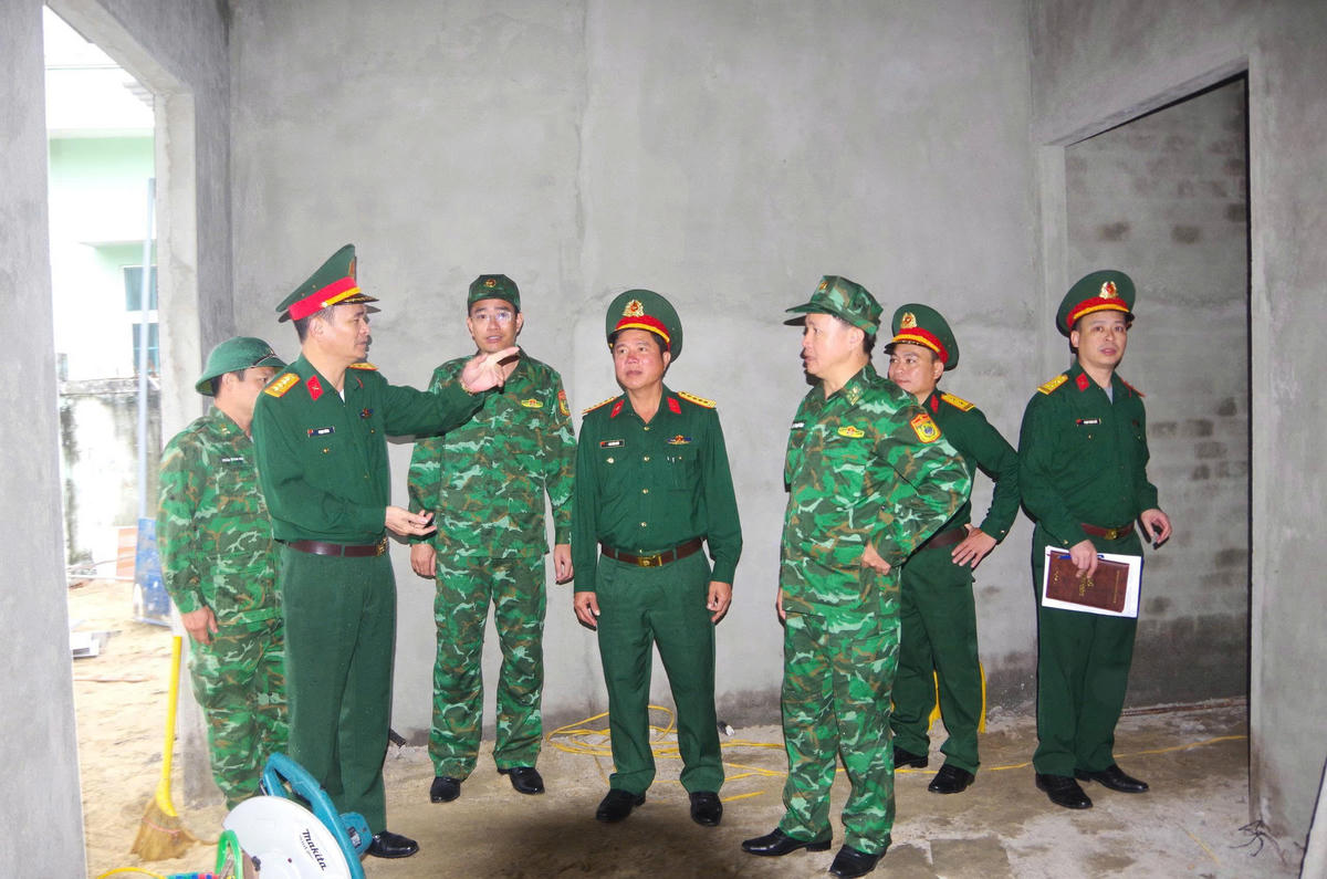 Đại tá Phạm Hùng kiểm tra hiện trường, chất lượng công trình. Ảnh: Văn Tân.