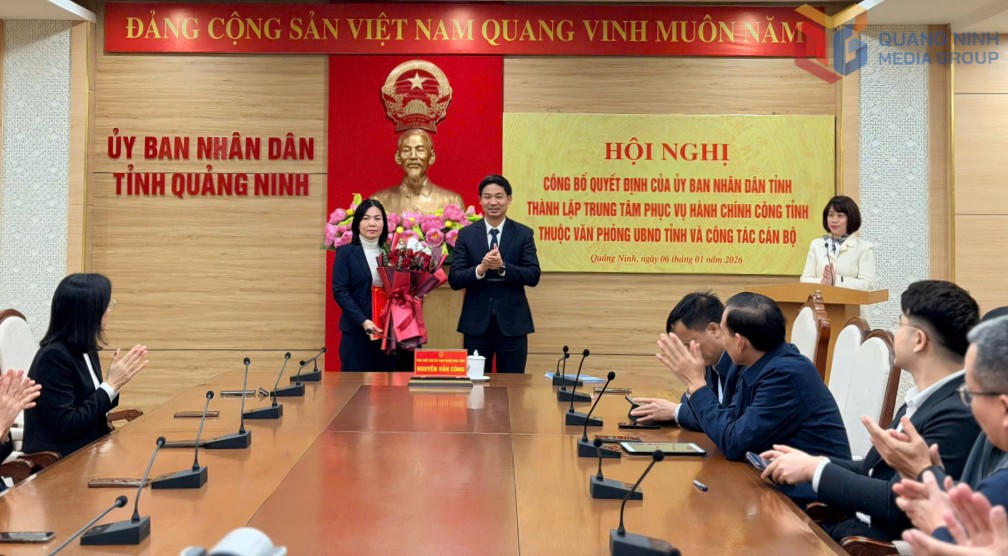 Phó Chủ tịch UBND tỉnh Quảng Ninh Nguyễn Văn Công trao quyết định điều động, bổ nhiệm có thời hạn bà Nguyễn Hải Vân giữ chức Giám đốc Trung tâm Phục vụ hành chính công tỉnh thuộc Văn phòng UBND tỉnh. Ảnh: QMG.