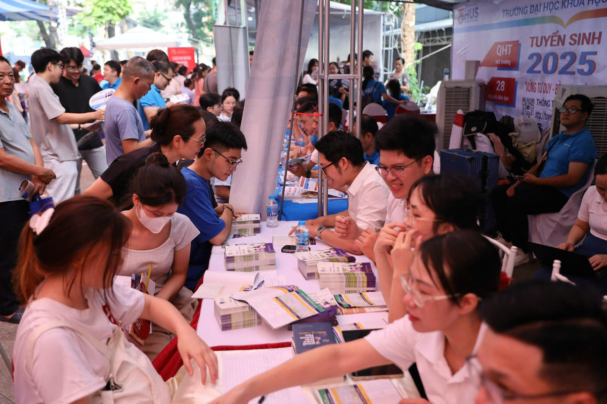 Thí sinh tìm hiểu thông tin của trường đại học.&nbsp;