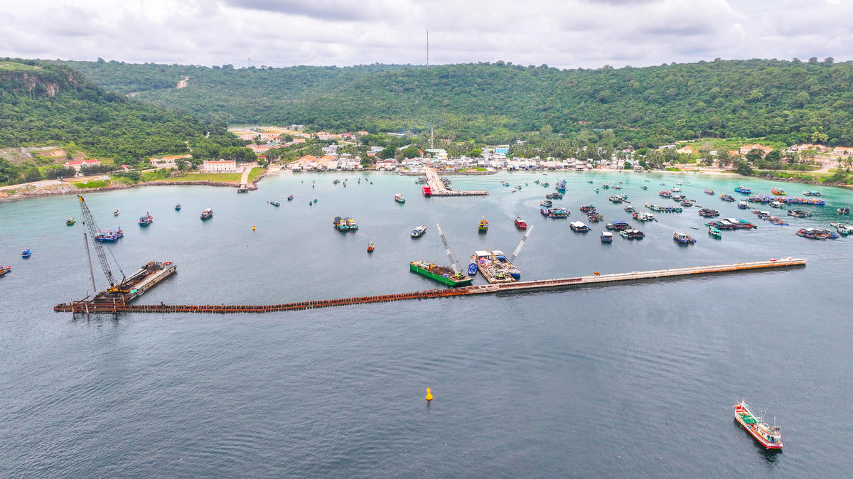 Hạ tầng được cải thiện không chỉ nâng cao chất lượng cuộc sống mà còn tạo nền tảng để phát triển kinh tế – xã hội bền vững trên đảo.&nbsp;Ảnh: Phương Vũ.