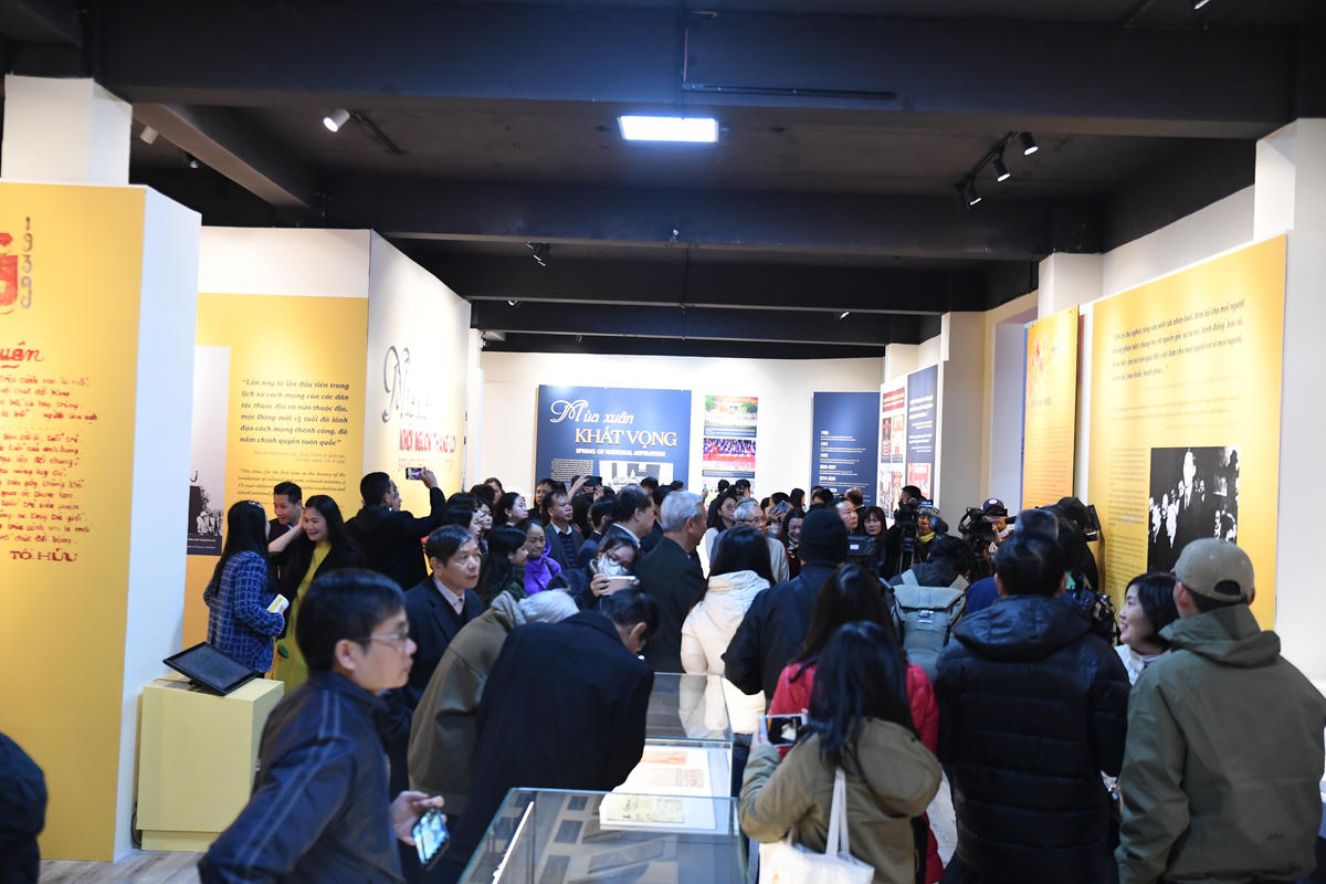 Trưng bày đã thu hút sự quan tâm của đông đảo công chúng và giới chuyên gia. Ảnh: Phạm Sỹ.