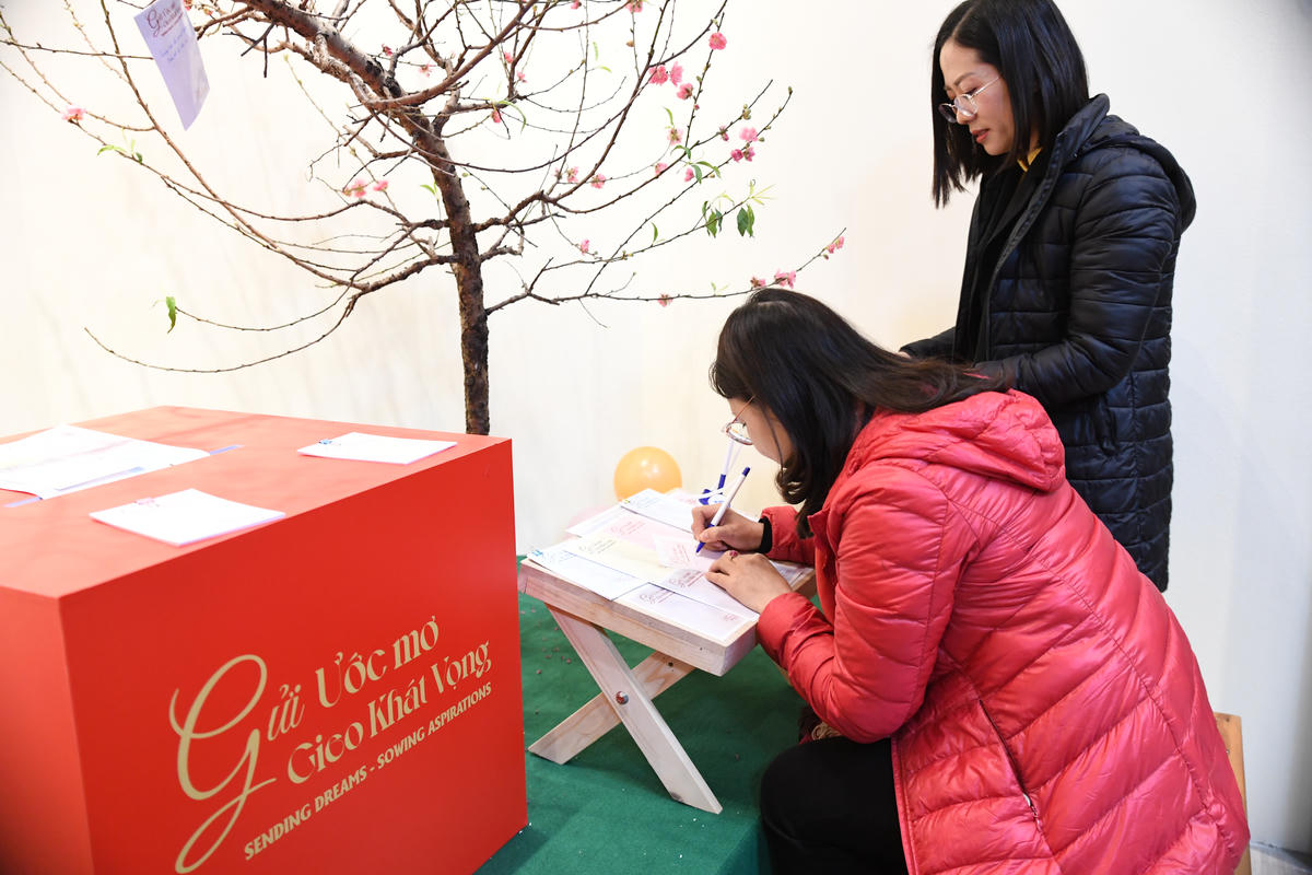 Khách tham quan ghi lại cảm xúc, suy nghĩ, ước mơ và khát vọng của mình trước những mùa Xuân lịch sử của cách mạng Việt Nam đã được giới thiệu trong trưng bày, đồng thời gửi gắm kỳ vọng cho mùa Xuân mới 2026,  tạo nên sự kết nối giữa quá khứ – hiện tại -tương lai. Ảnh: Phạm Sỹ.
