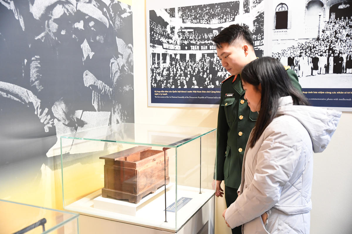 Khách tham quan trưng bày. Ảnh: Phạm Sỹ.