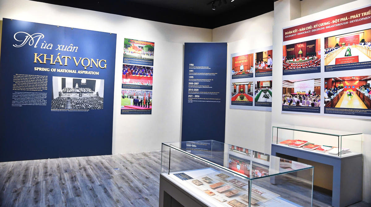 Thông qua các tư liệu quý, trưng bày góp phần khơi dậy niềm tự hào dân tộc, phát huy sức mạnh đoàn kết, đồng thời truyền cảm hứng, khát vọng cống hiến cho thế hệ trẻ trong công cuộc xây dựng và phát triển đất nước hiện nay. Ảnh: Phạm Sỹ.
