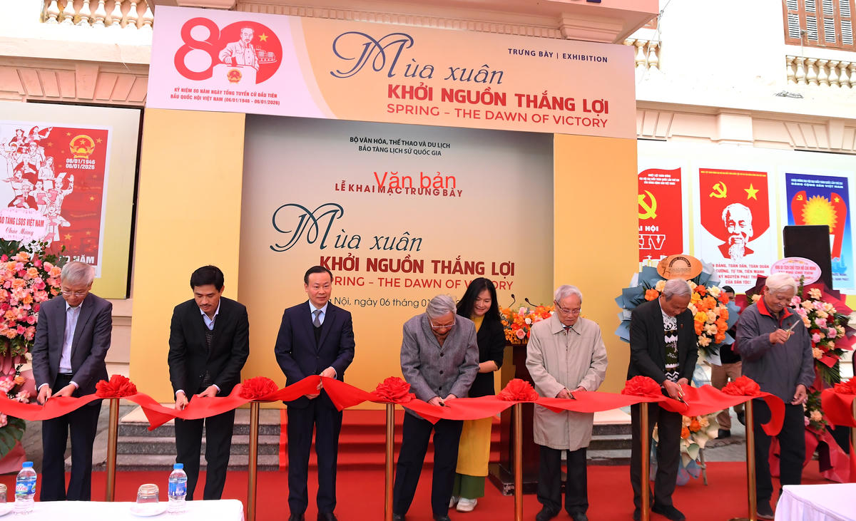 Các đại biểu cắt băng khai mạc trưng bày chuyên đề “Mùa Xuân - Khởi nguồn thắng lợi”. Ảnh: Phạm Sỹ.