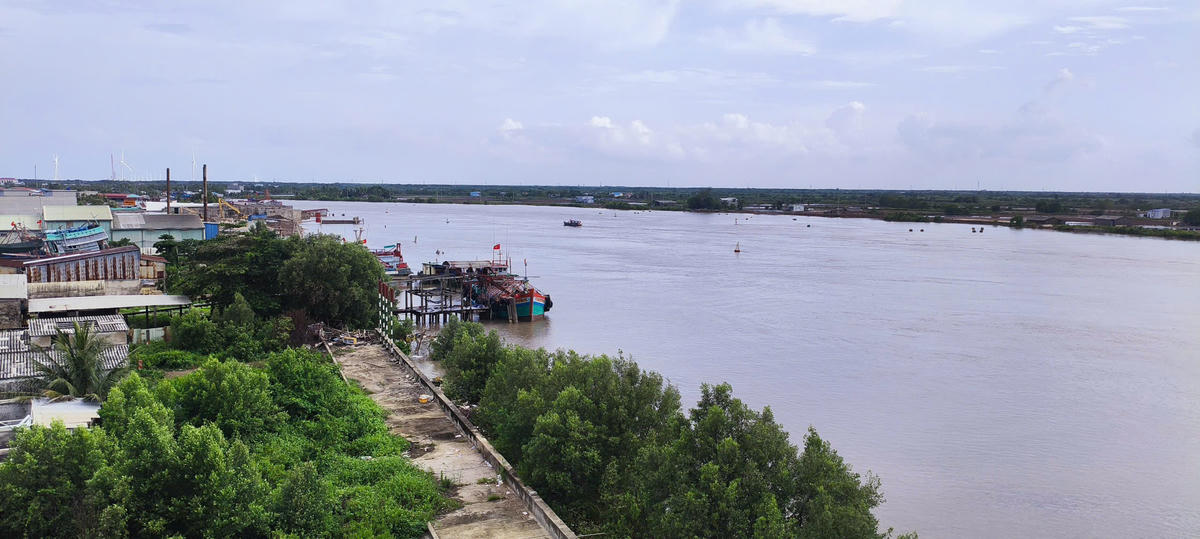 Gành Hào là khu vực kinh tế biển trọng điểm của tỉnh Cà Mau. Việc triển khai Dự án kè bờ sông xã Gành Hào giúp ổn định sinh kế và bảo vệ người dân trước tác động của biến đổi khí hậu và nước biển dâng. Ảnh: Nguyên Du.