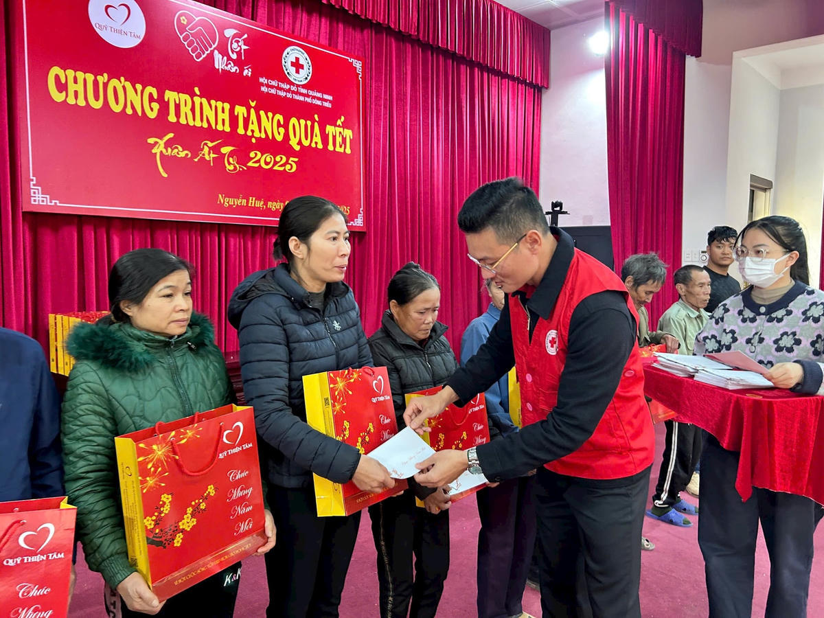 Hội Chữ thập đỏ tỉnh Quảng Ninh trao quà "Tết nhân ái" cho các hộ có hoàn cảnh khó khăn trên địa bàn tỉnh nhân dịp Xuân Ất Tỵ&nbsp;2025. Ảnh minh họa: Ngọc Anh.