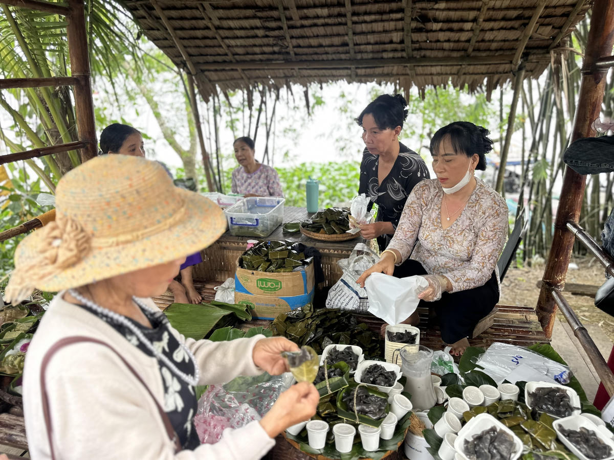 Du khách sẽ được thưởng thức bánh dân gian và các sản phẩm đặc trưng mang đậm chất Nam Bộ. Ảnh: Trung Ngãi.