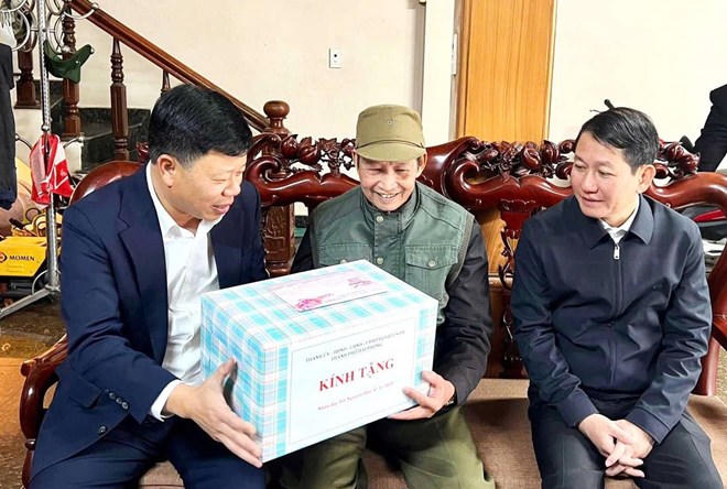 Lãnh đạo TP Hải Phòng tặng quà người có công nhân dịp Tết Nguyên đán. Ảnh minh họa: Cổng TTĐT Hải Phòng
