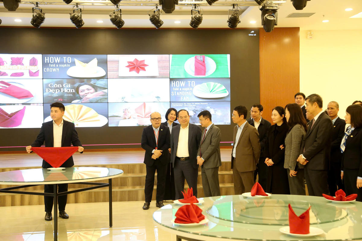  Bí thư Tỉnh ủy Quản Minh Cường cùng đoàn công tác kiểm tra tại khoa Du lịch. 