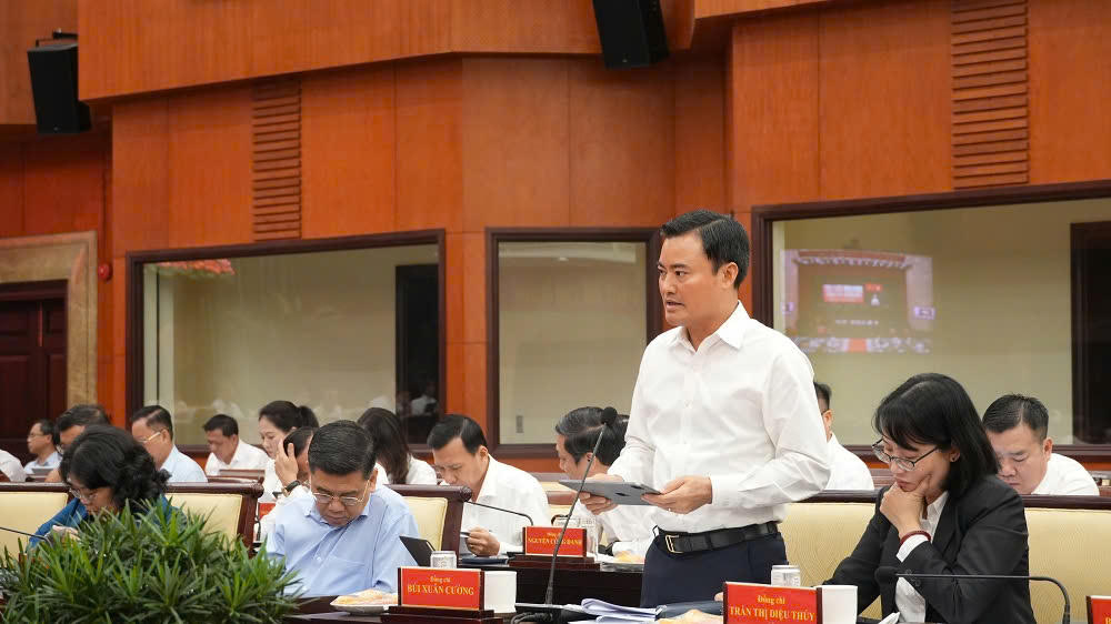 Phó Chủ tịch UBND TP.HCM Bùi Xuân Cường trình bày tờ trình về cầu Thủ Thiêm 4. Ảnh: T.L