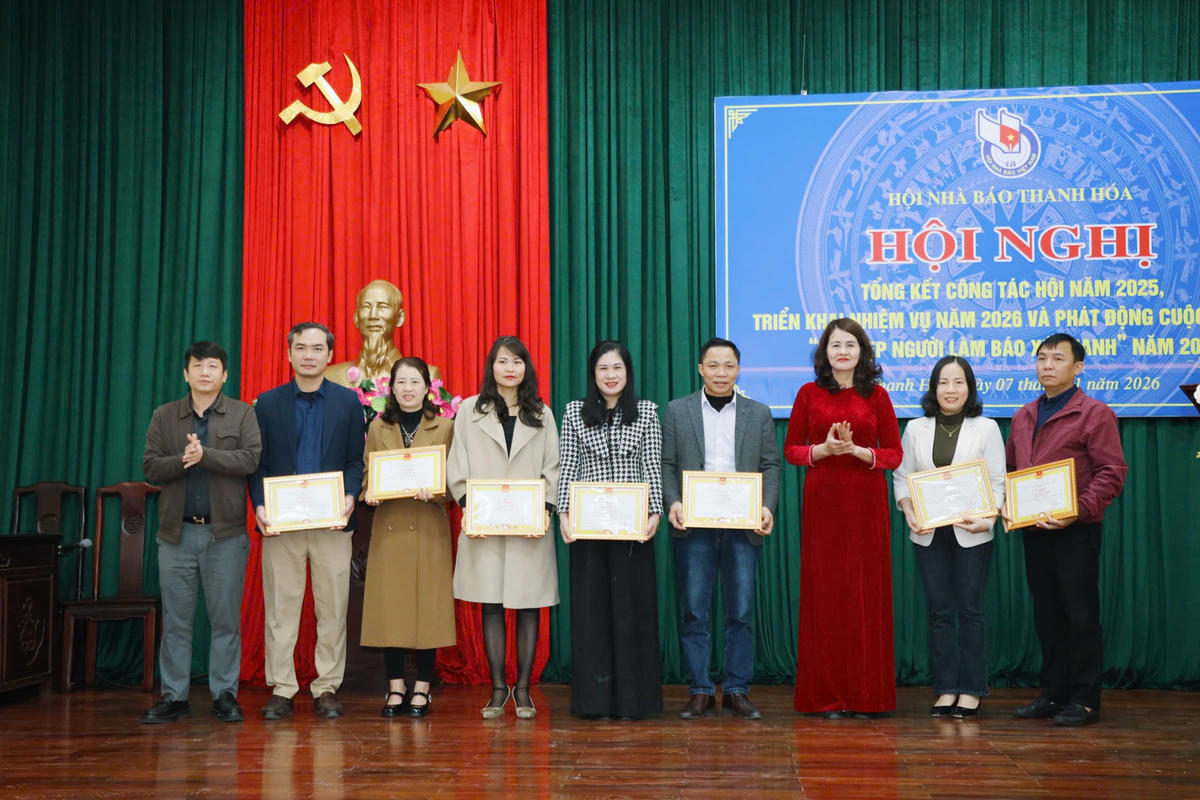 Thường trực Hội Nhà báo Thanh Hóa trao giấy khen cho các cá nhân đạt thành tích xuất sắc trong thực hiện nhiệm vụ năm 2025.