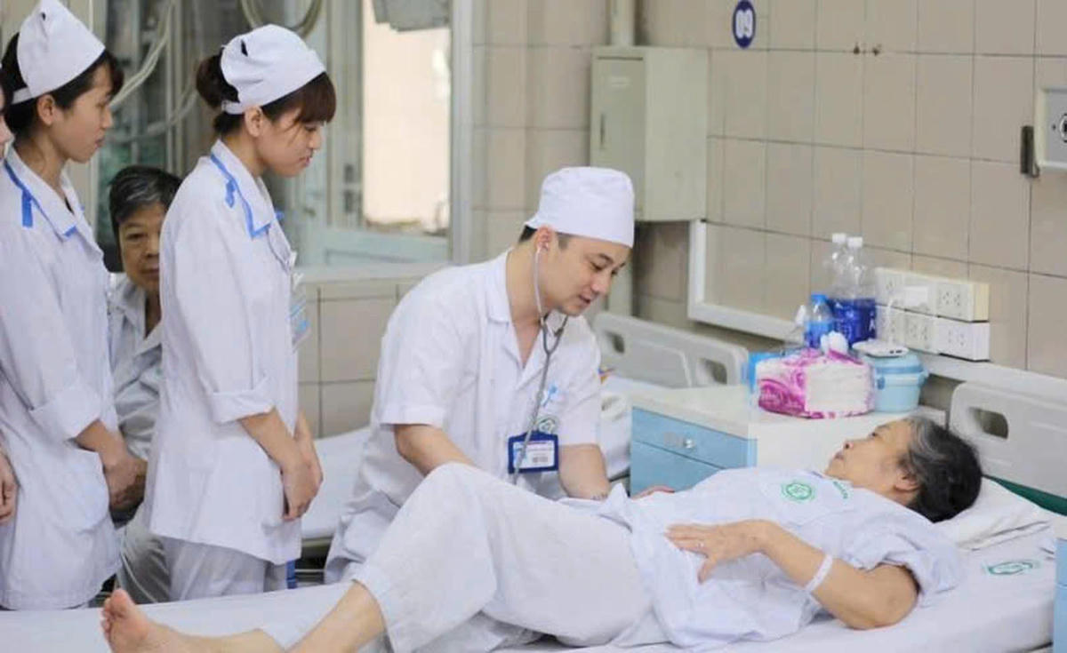 Sinh viên Trường Cao đẳng Y tế Bạch Mai thực hành tại Bệnh viện Bạch Mai. Ảnh:NTCC.