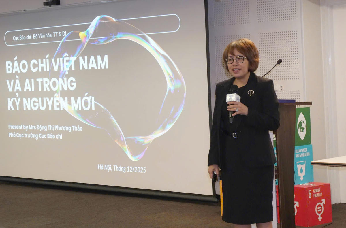 Bà Đặng Phương Thảo – Phó Cục trưởng Cục Báo chí (Bộ VHTTDL) chia sẻ tại toạ đàm. Ảnh: Phạm Sỹ.

