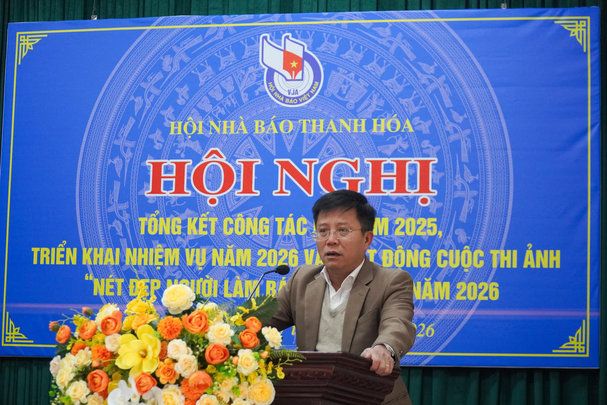 Nhà báo Nguyễn Anh Tuấn - Phó Trưởng Văn phòng, Phụ trách VPĐD Báo Đại đoàn kết khu vực Bắc Trung bộ, Thư ký Chi hội các cơ quan báo chí Trung ương tại Thanh Hóa phát biểu tại hội nghị. Ảnh: Đình Minh