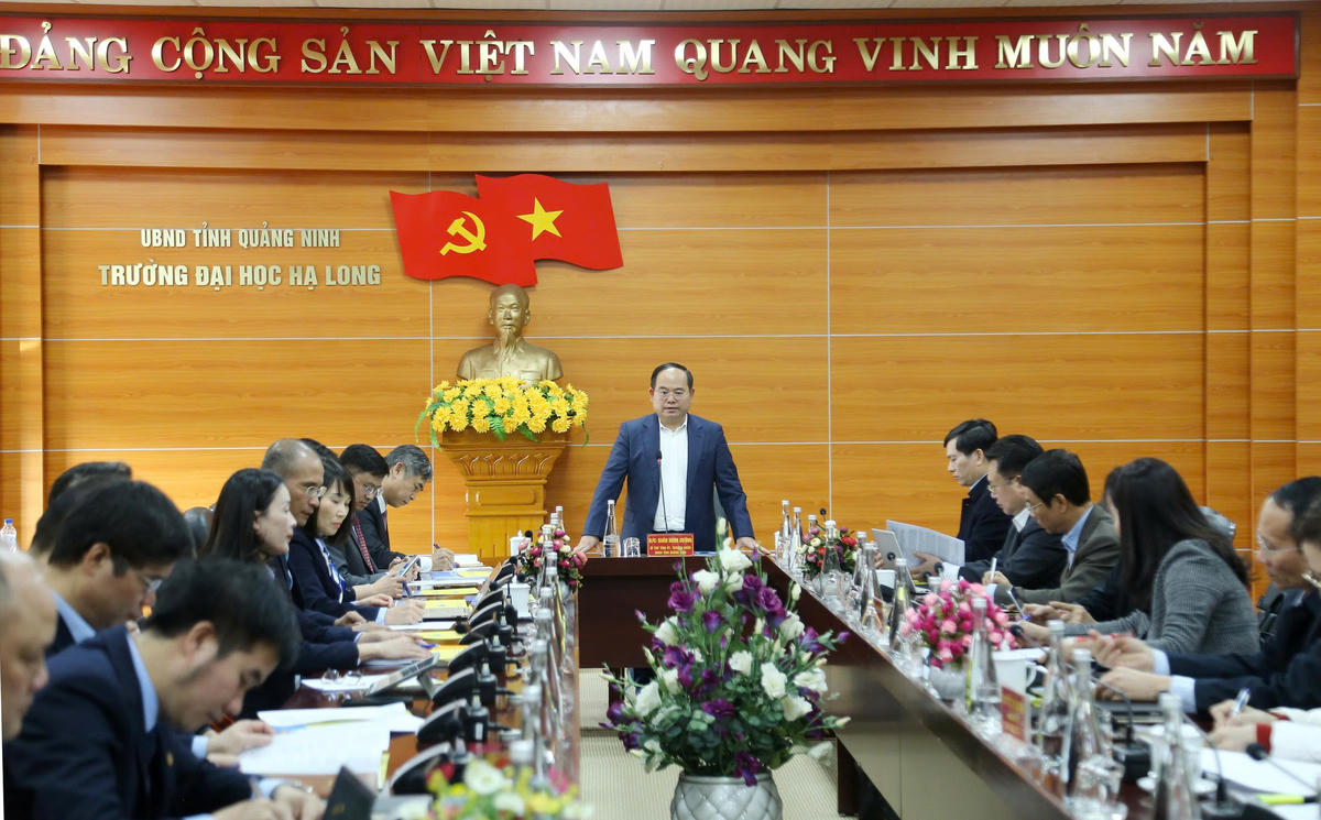 Ông Quản Minh Cường, Bí thư Tỉnh ủy, Trưởng Đoàn ĐBQH tỉnh Quảng Ninh làm việc với tập thể cán bộ, giảng viên Trường Đại học Hạ Long. 