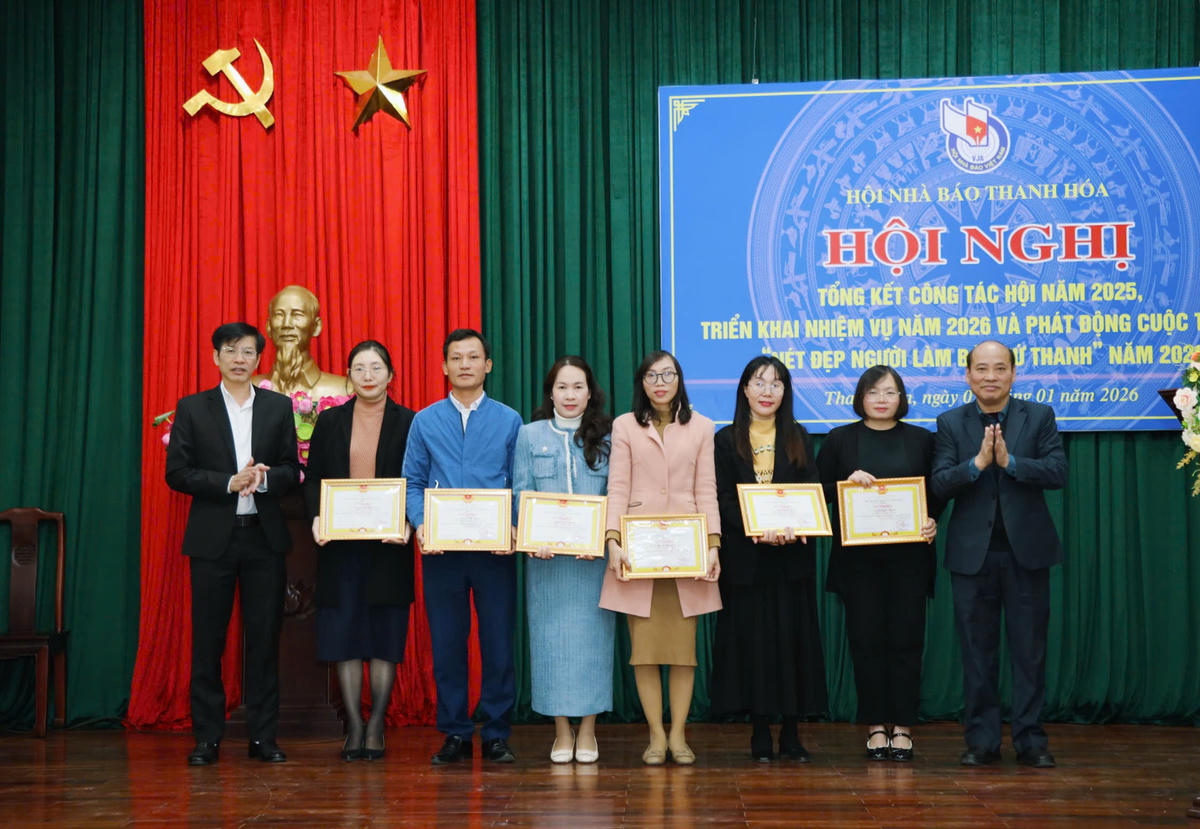 Các cá nhân có thành tích xuất sắc trong thực hiện nhiệm vụ năm 2025 nhận giấy khen của Chủ tịch Hội Nhà báo Thanh Hóa. Ảnh: Đình Minh