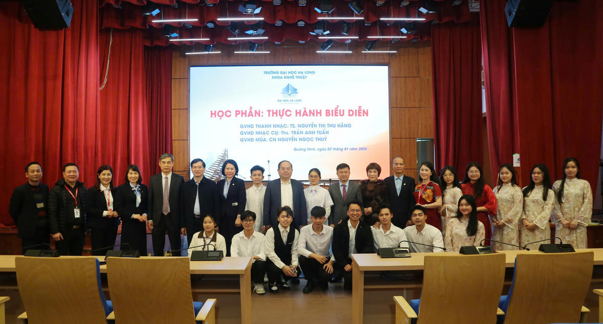 Bí thư Tỉnh ủy Quản Minh Cường cùng đoàn công tác chụp ảnh lưu niệm với thầy trò trường Đại học Hạ Long. 