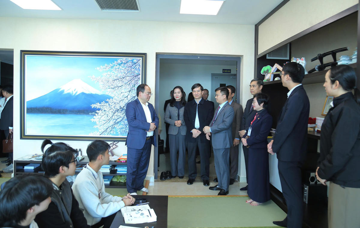 Bí thư Tỉnh ủy Quảng Ninh cùng đoàn công tác kiểm tra công tác dạy và học tiếng Nhật tại khoa Ngoại ngữ. 