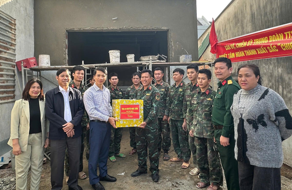 Phó Bí thư Tỉnh ủy, Chủ tịch Ủy ban MTTQ Việt Nam tỉnh Gia Lai Nguyễn Ngọc Lương (bên trái) thăm, tặng quà cán bộ, chiến sĩ Trung đoàn Bộ binh 739. Ảnh: CV.